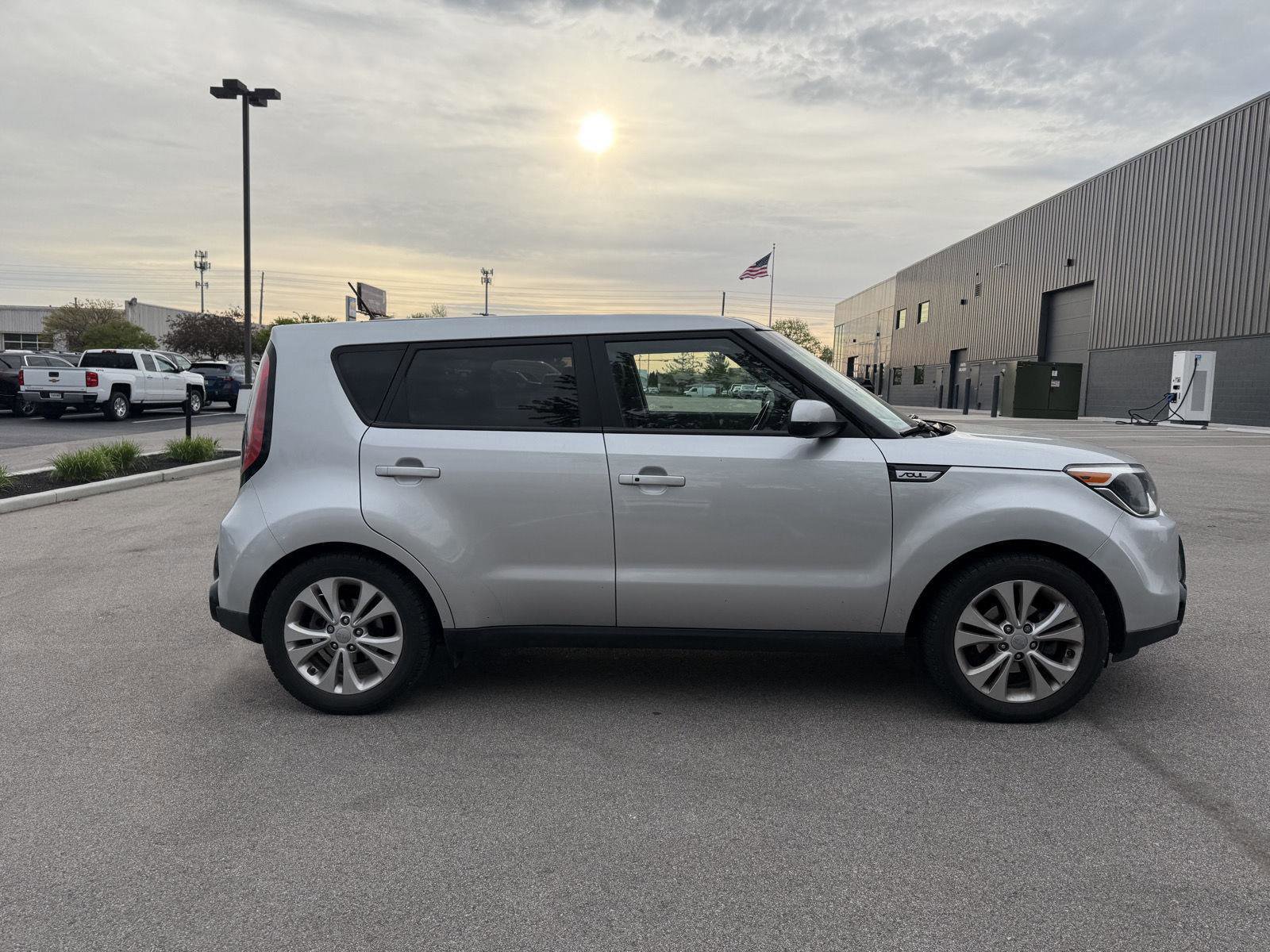Used 2016 Kia Soul + w/ Primo Package FWD image 2