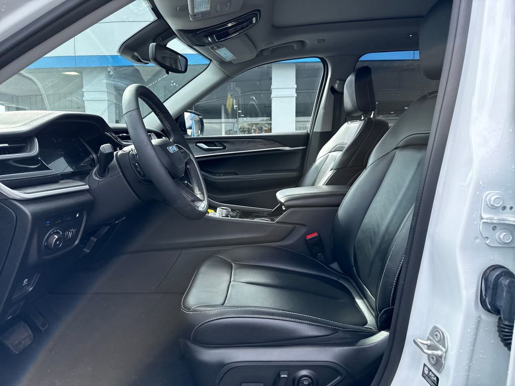 Used 2023 Jeep Grand Cherokee 4WD 4xe image 11