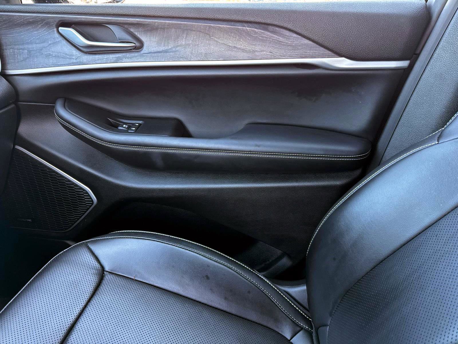 Used 2023 Jeep Grand Cherokee 4WD 4xe w/ Luxury Tech Group II image 21