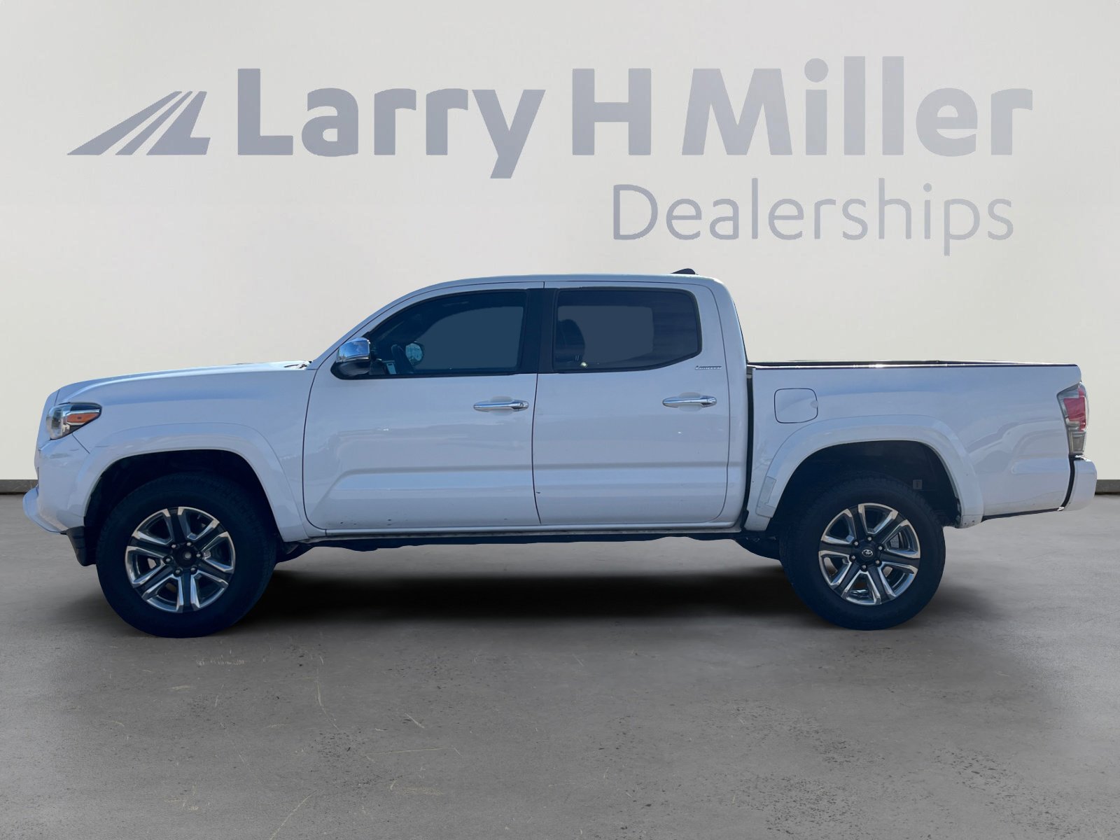 Used 2017 Toyota Tacoma Limited image 2