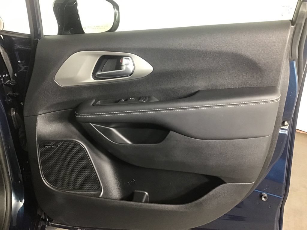 Used 2023 Chrysler Pacifica Limited w/ Uconnect Theater Family Group FWD image 20