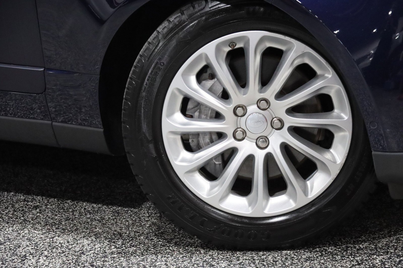 Used 2019 Land Rover Range Rover HSE image 3