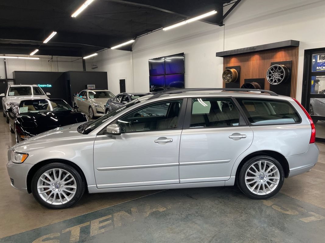 Used 2011 Volvo V50 T5 w/ Preferred Pkg FWD image 5