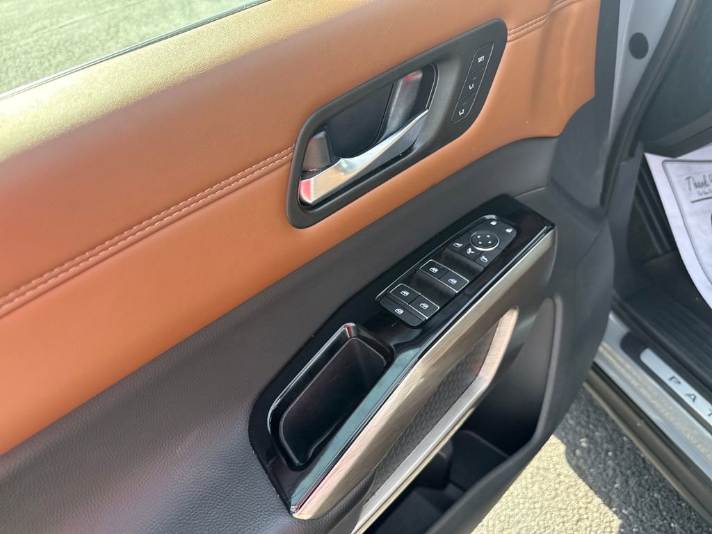 Used 2025 Nissan Pathfinder Platinum image 14