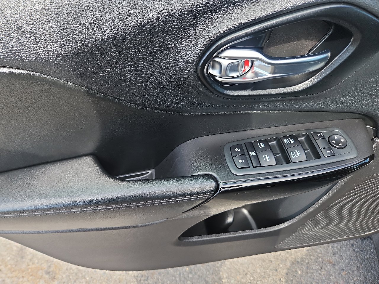 Used 2020 Jeep Cherokee Latitude Plus image 18