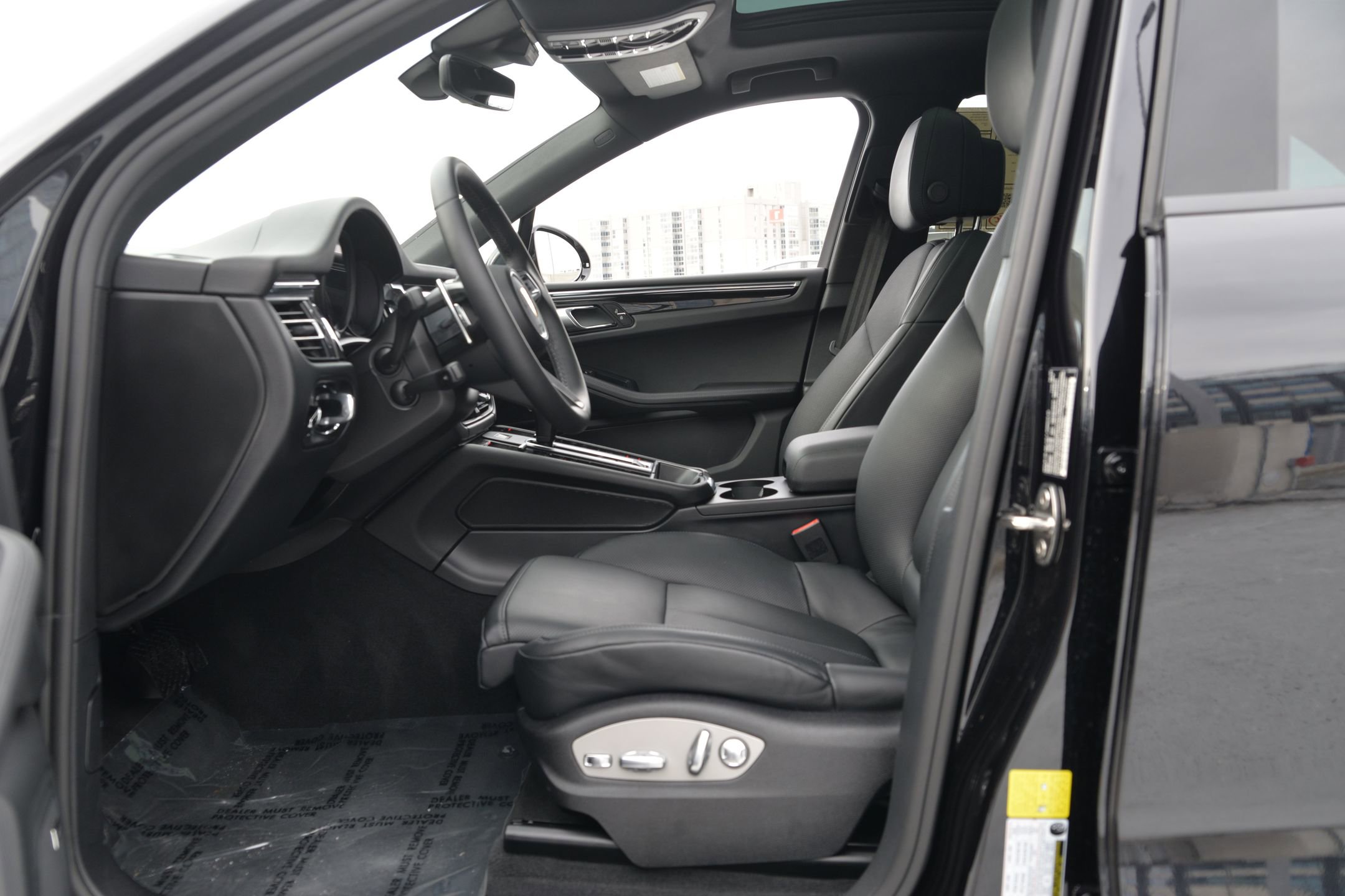 Certified 2025 Porsche Macan image 5