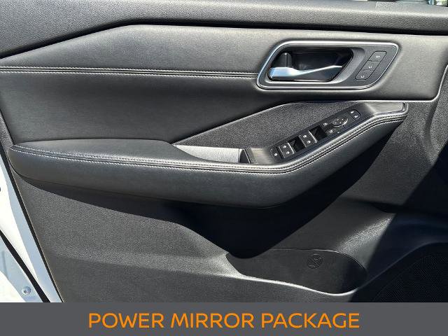 Certified 2024 Nissan Rogue Platinum w/ Platinum Premium Package FWD image 3
