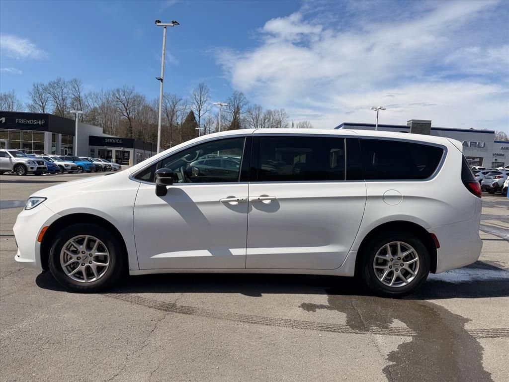 Used 2025 Chrysler Pacifica Select image 4