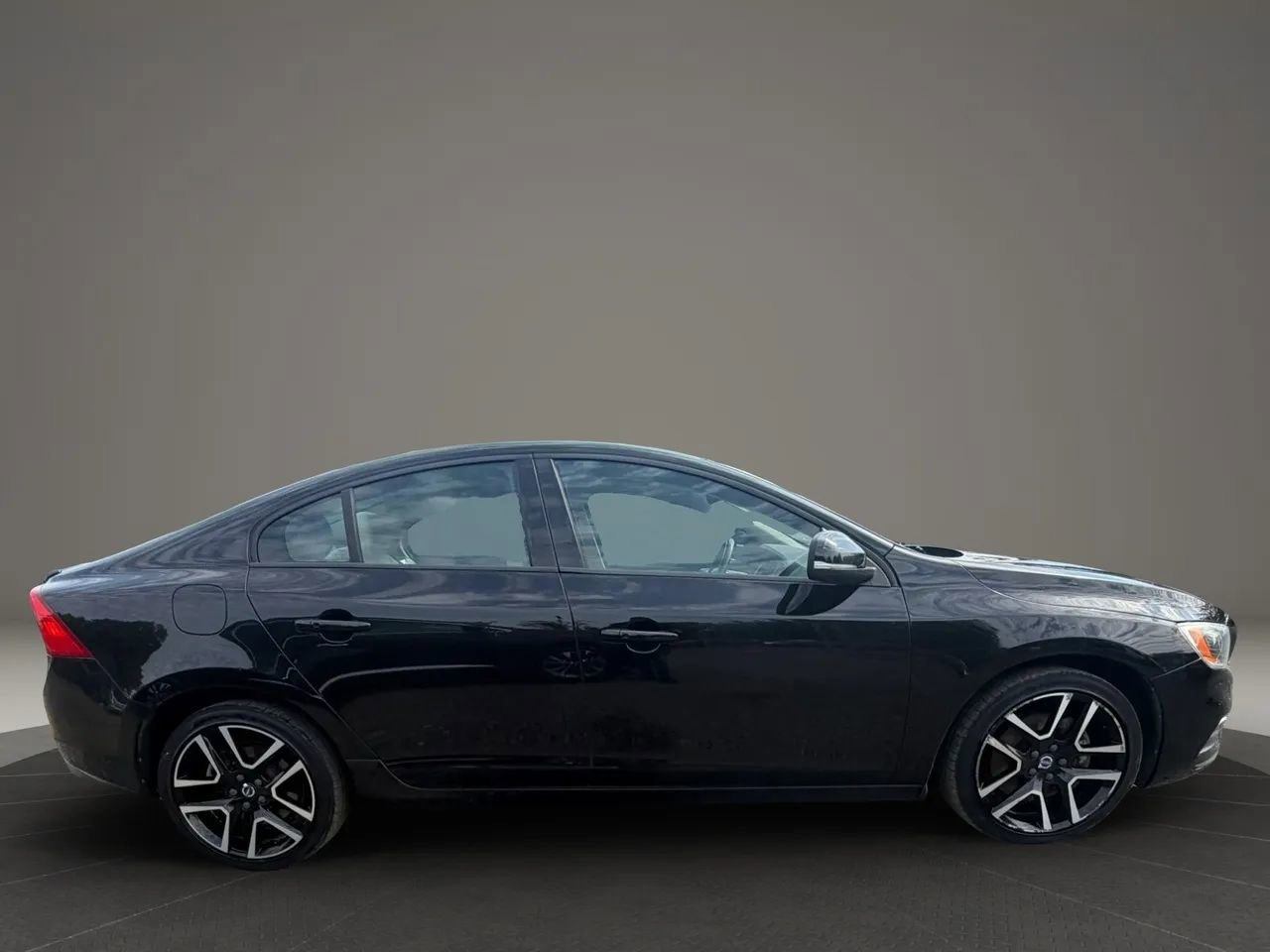 Used 2018 Volvo S60 T5 Dynamic w/ Vision Package AWD/4WD image 4