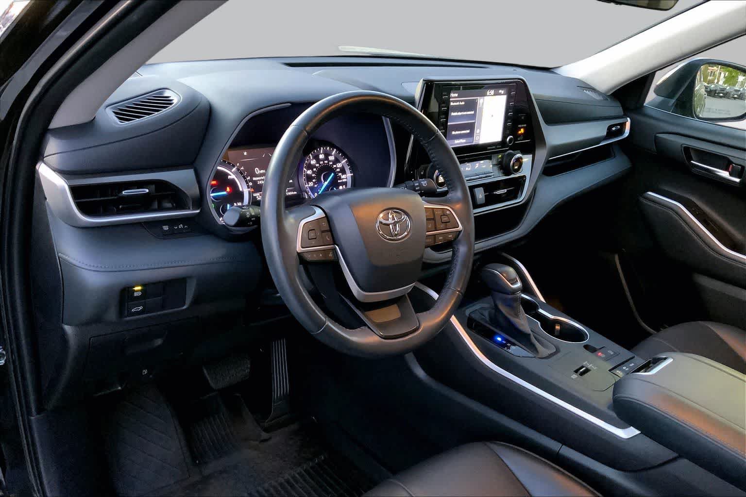 Used 2022 Toyota Highlander XLE AWD/4WD image 17