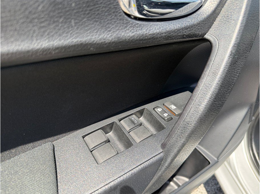 Used 2019 Toyota Corolla LE FWD image 17