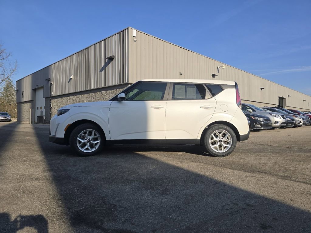 Used 2023 Kia Soul LX w/ LX Technology Package FWD image 11