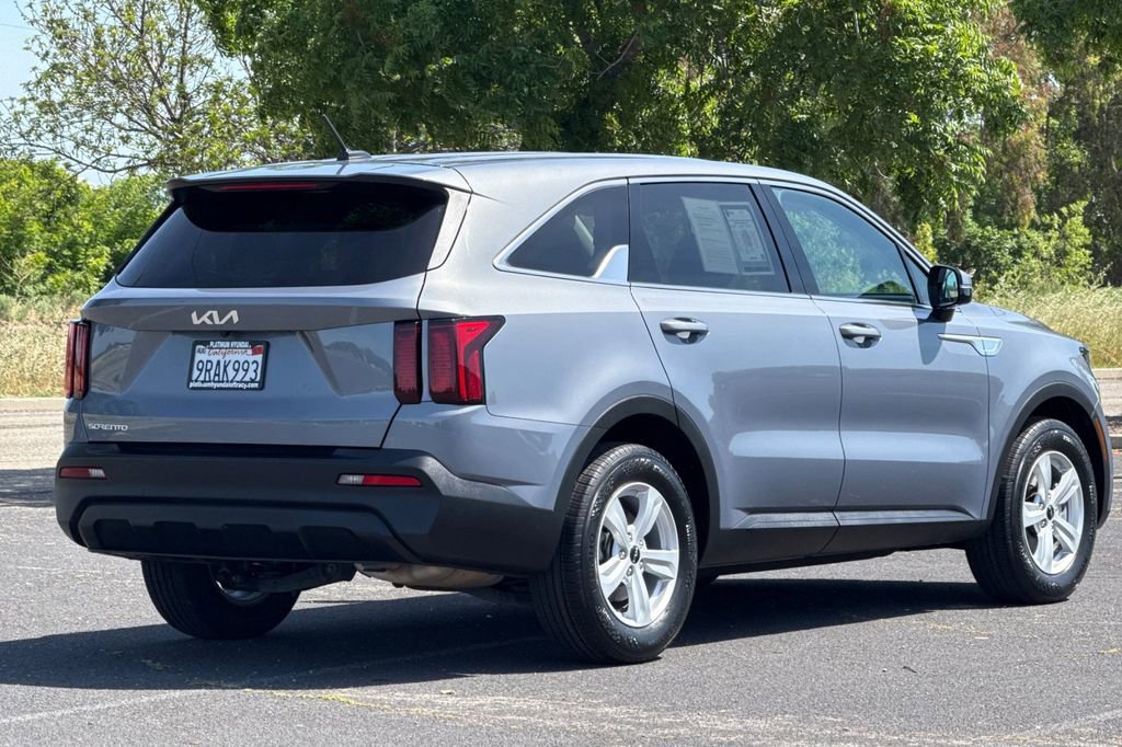 Used 2023 Kia Sorento LX FWD image 4