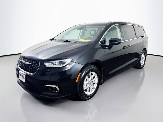 Used 2023 Chrysler Pacifica Touring-L image 5