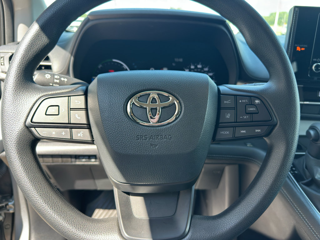 Used 2026 Toyota Sienna LE AWD/4WD image 16