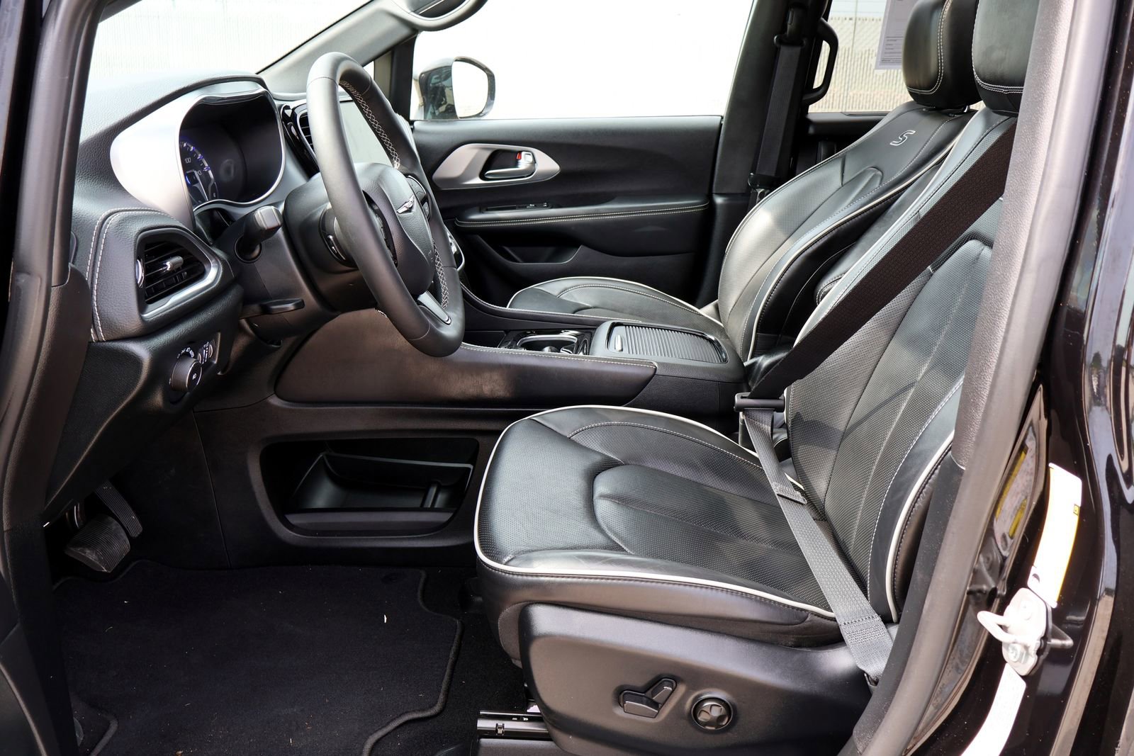 Used 2025 Chrysler Pacifica Limited FWD image 20