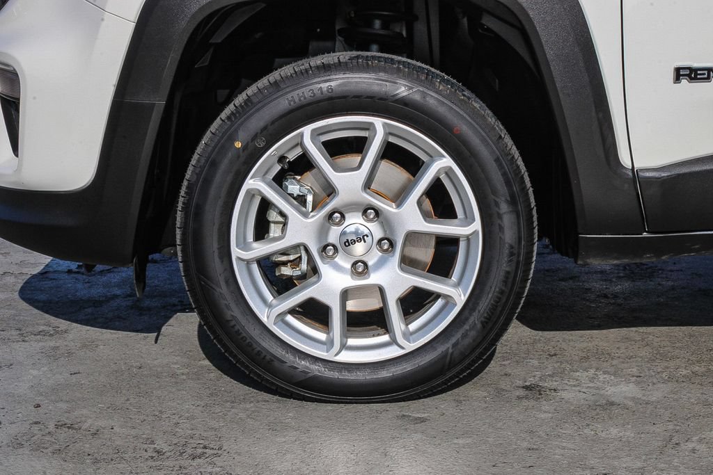 Used 2023 Jeep Renegade Latitude AWD/4WD image 11