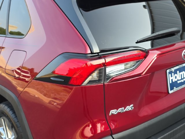 Certified 2021 Toyota RAV4 XLE Premium AWD/4WD image 31
