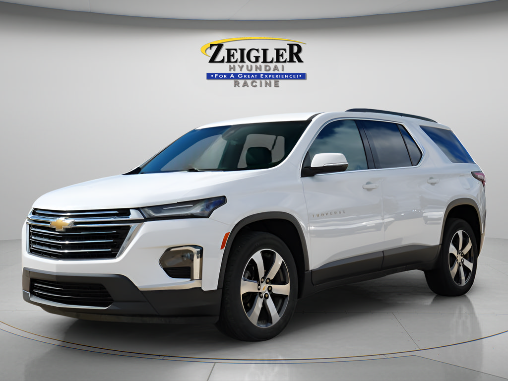 Used 2023 Chevrolet Traverse LT w/ LT Premium Package AWD/4WD image 2