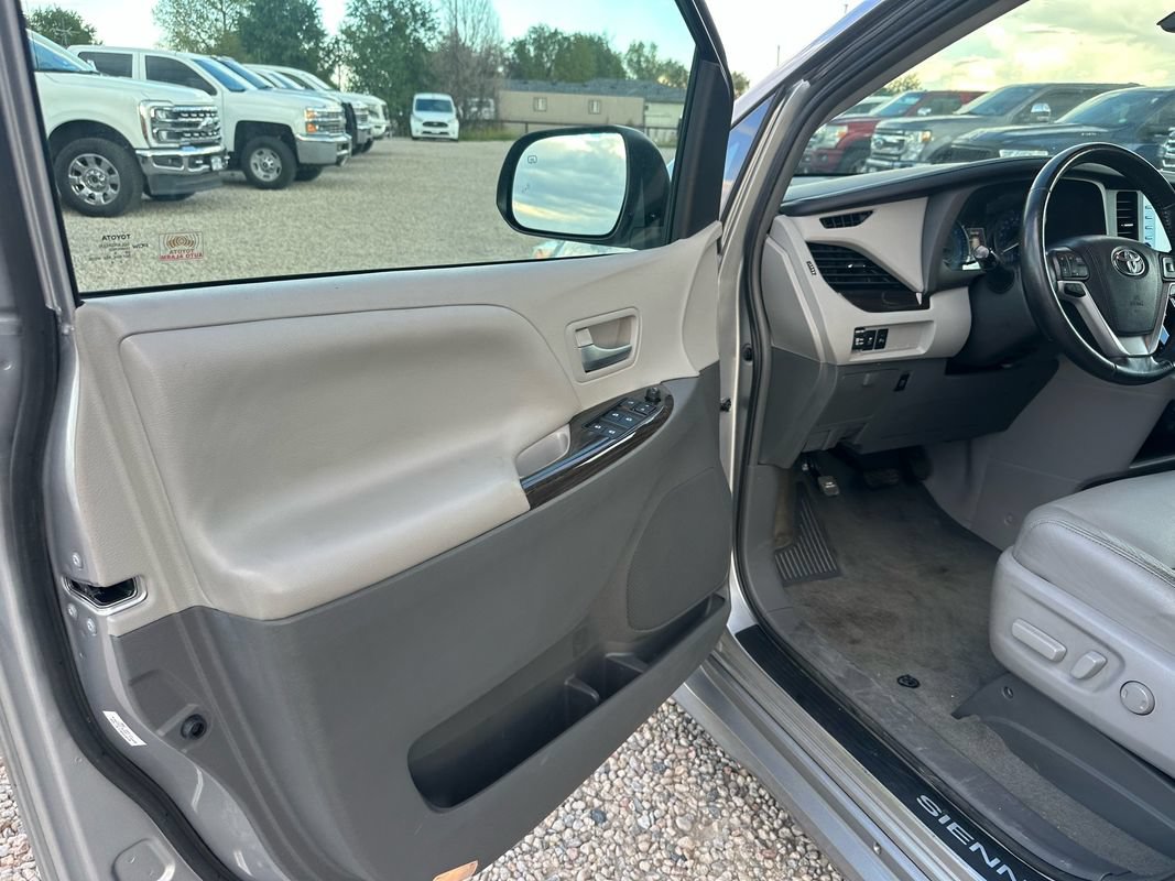 Used 2018 Toyota Sienna XLE w/ XLE Navigation Package AWD/4WD image 34