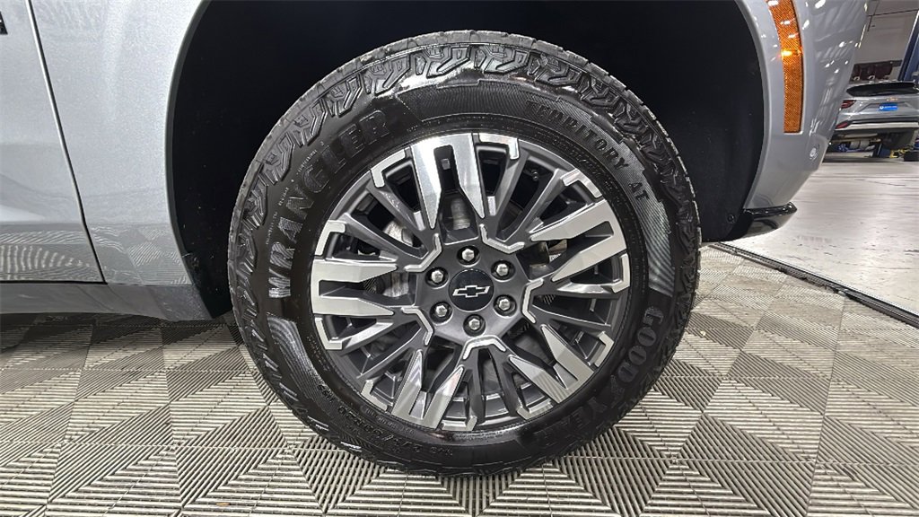 Used 2025 Chevrolet Suburban Z71 image 35