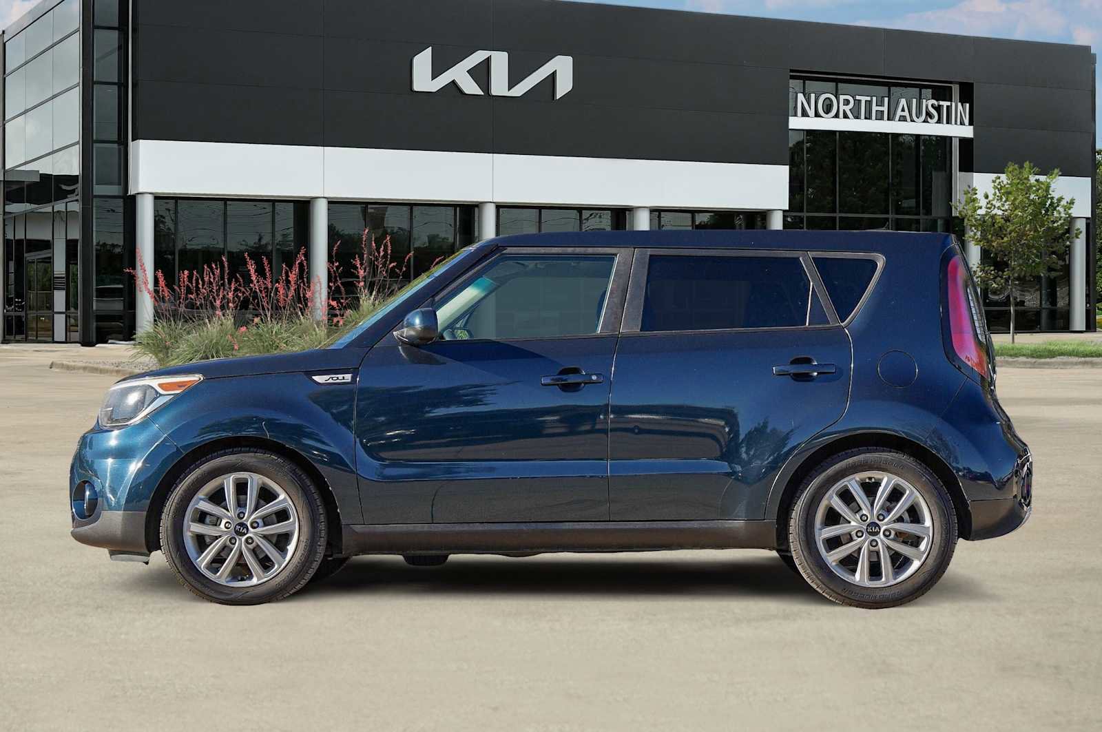 Used 2018 Kia Soul + image 4