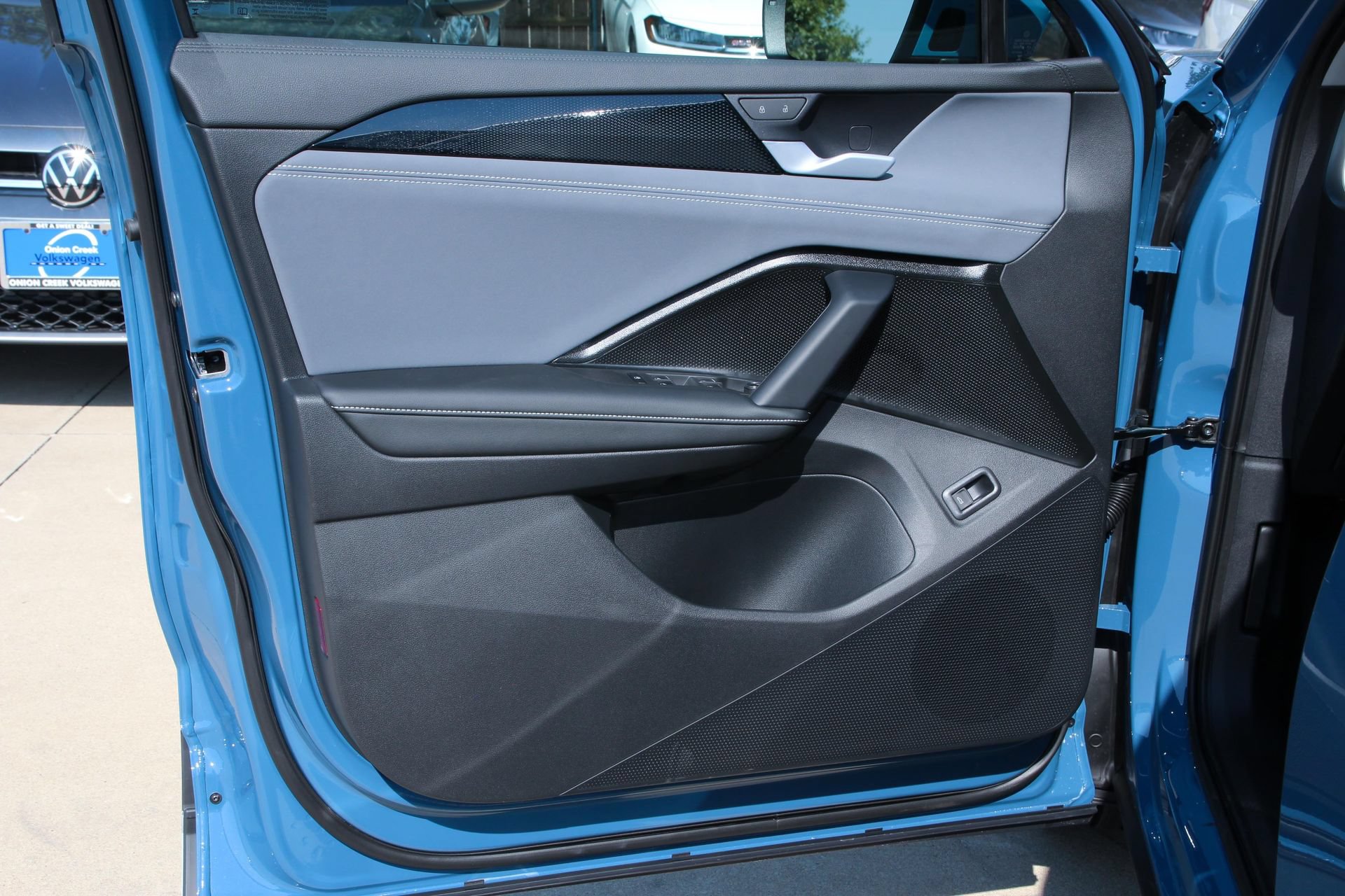 Certified 2025 Volkswagen Tiguan SE FWD image 11