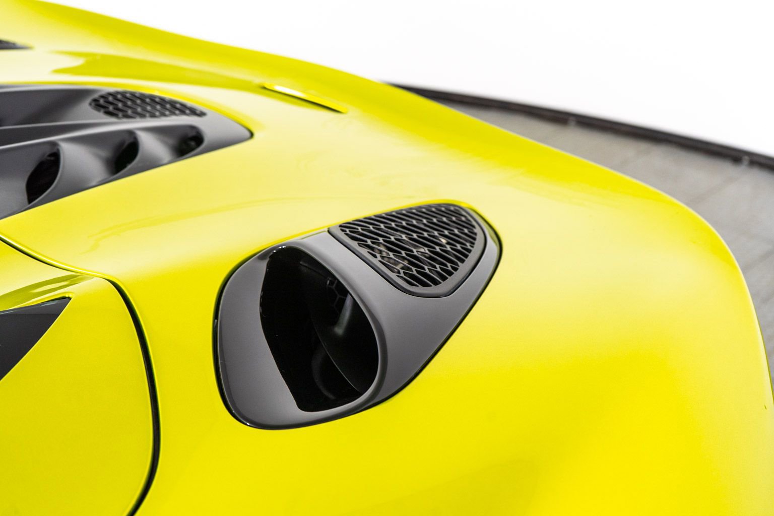 Used 2025 McLaren Artura Spider image 44