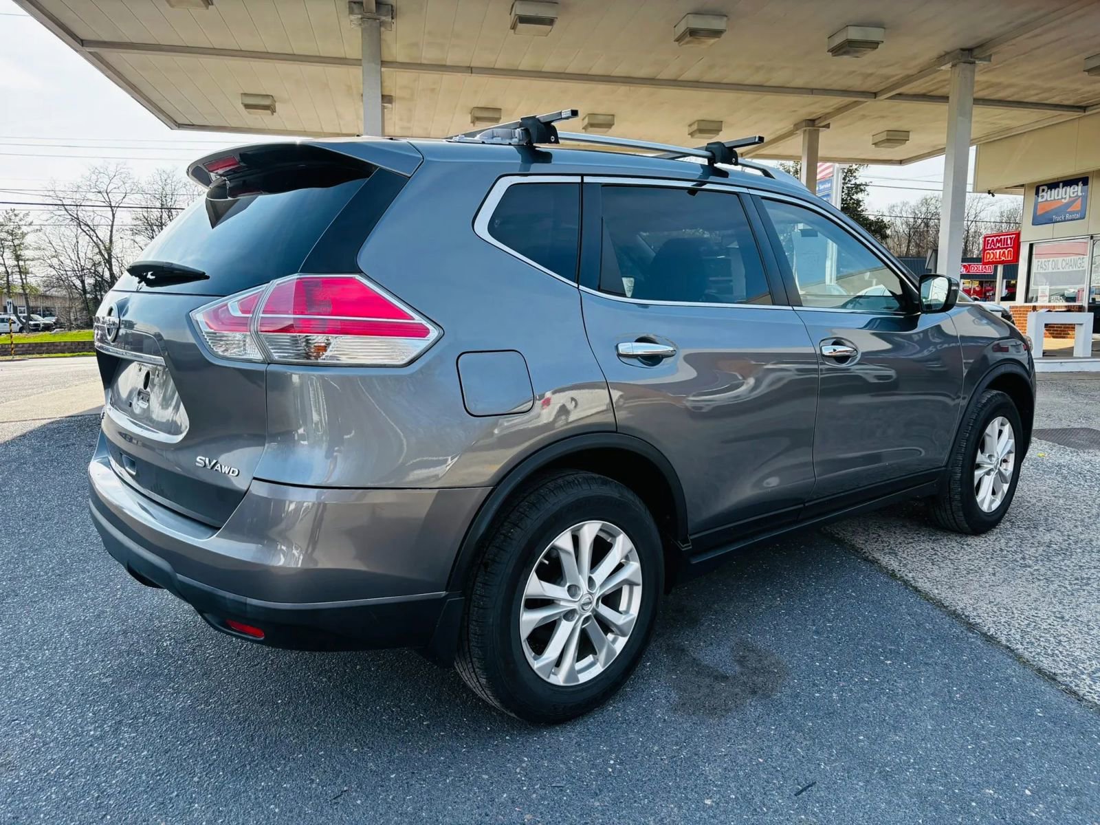 Used 2016 Nissan Rogue SV image 3