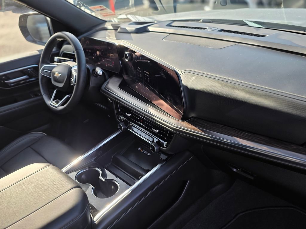 Used 2025 Chevrolet Suburban Premier image 9