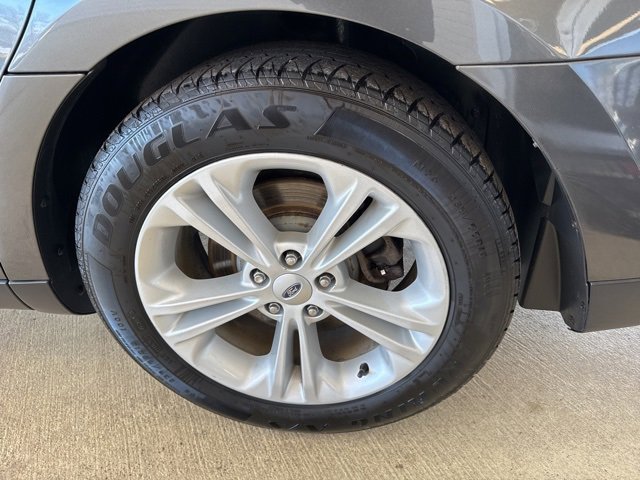Used 2015 Ford Taurus SEL image 35