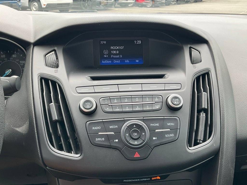 Certified 2017 Ford Focus SE FWD image 3