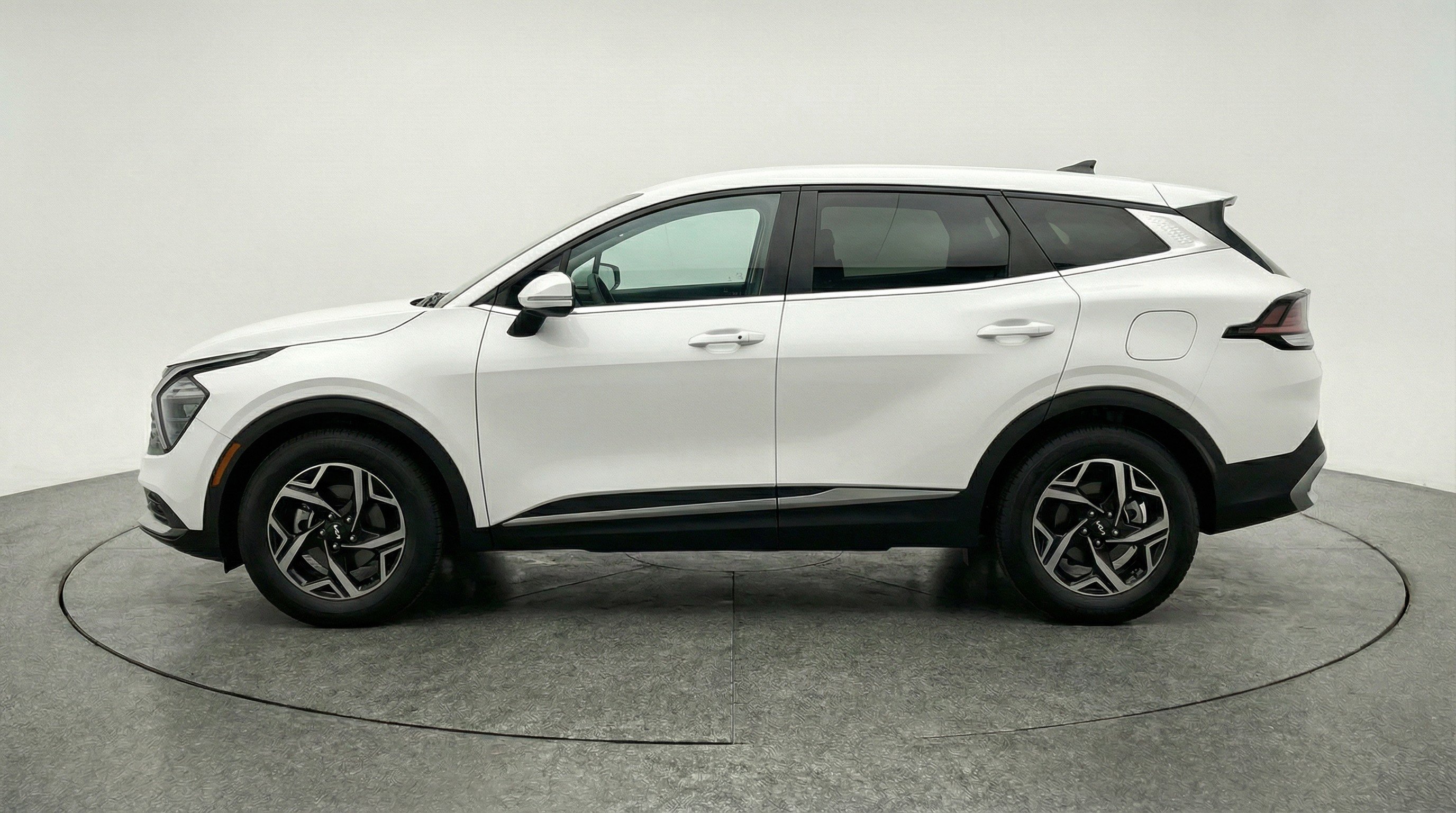 Used 2025 Kia Sportage LX image 5