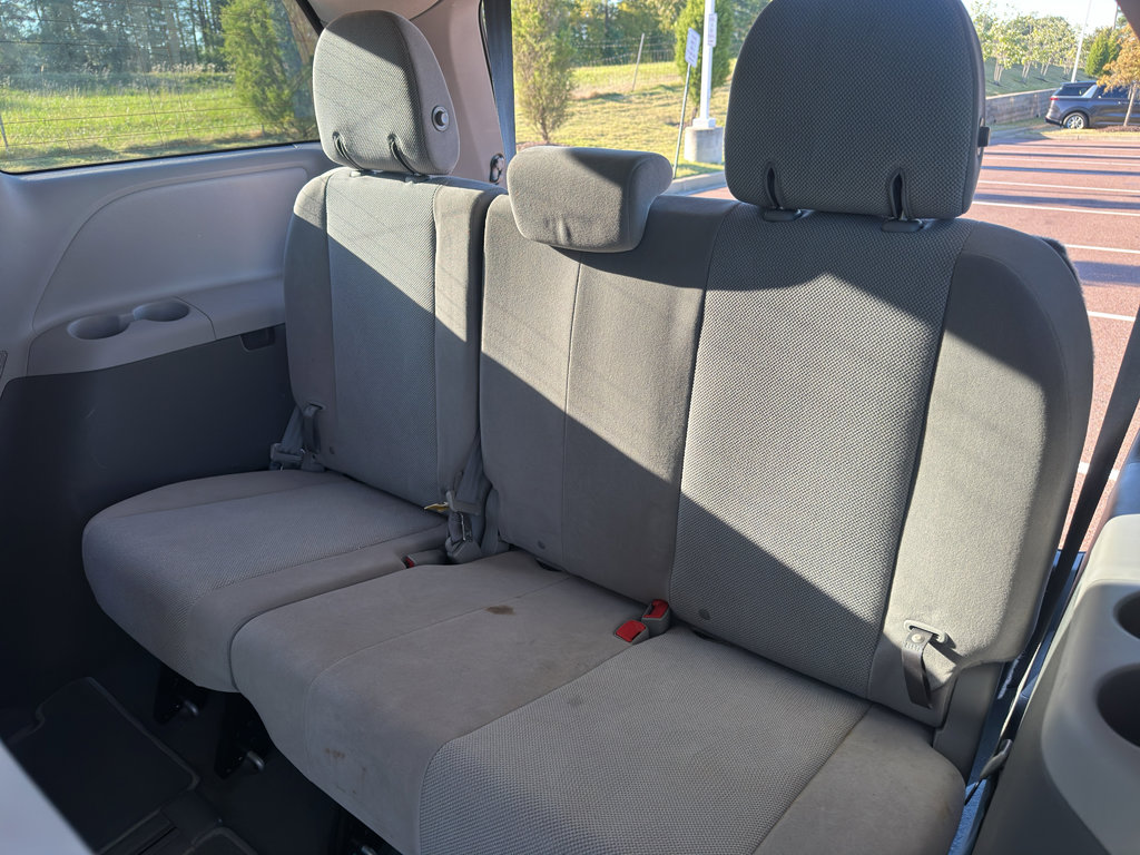 Used 2020 Toyota Sienna L image 15
