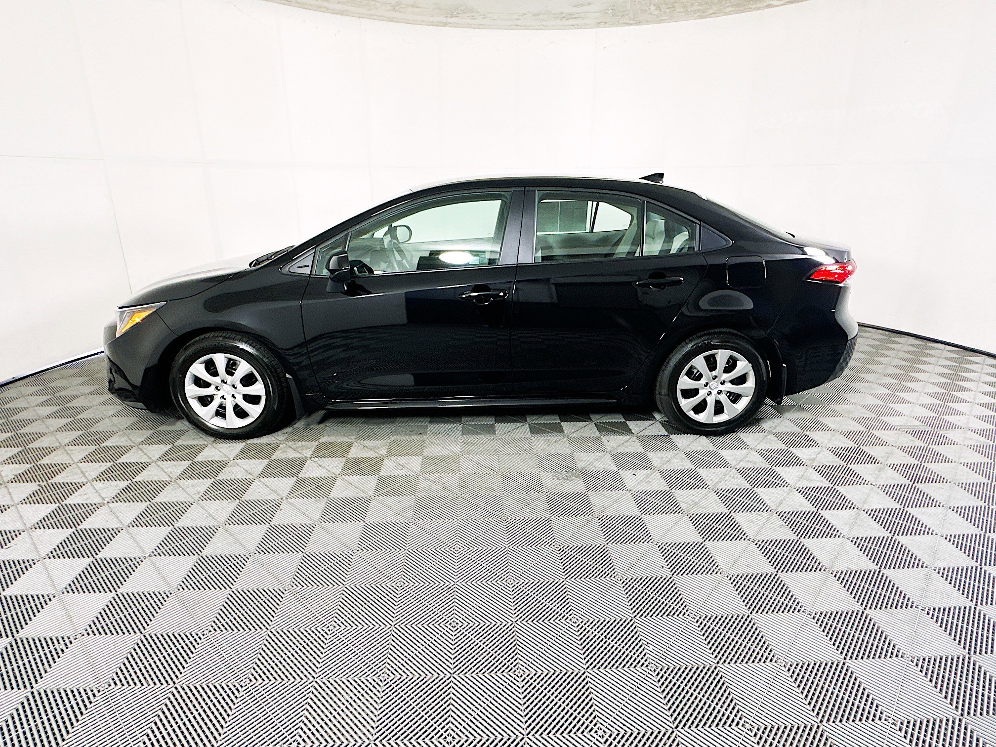 Used 2025 Toyota Corolla LE image 6