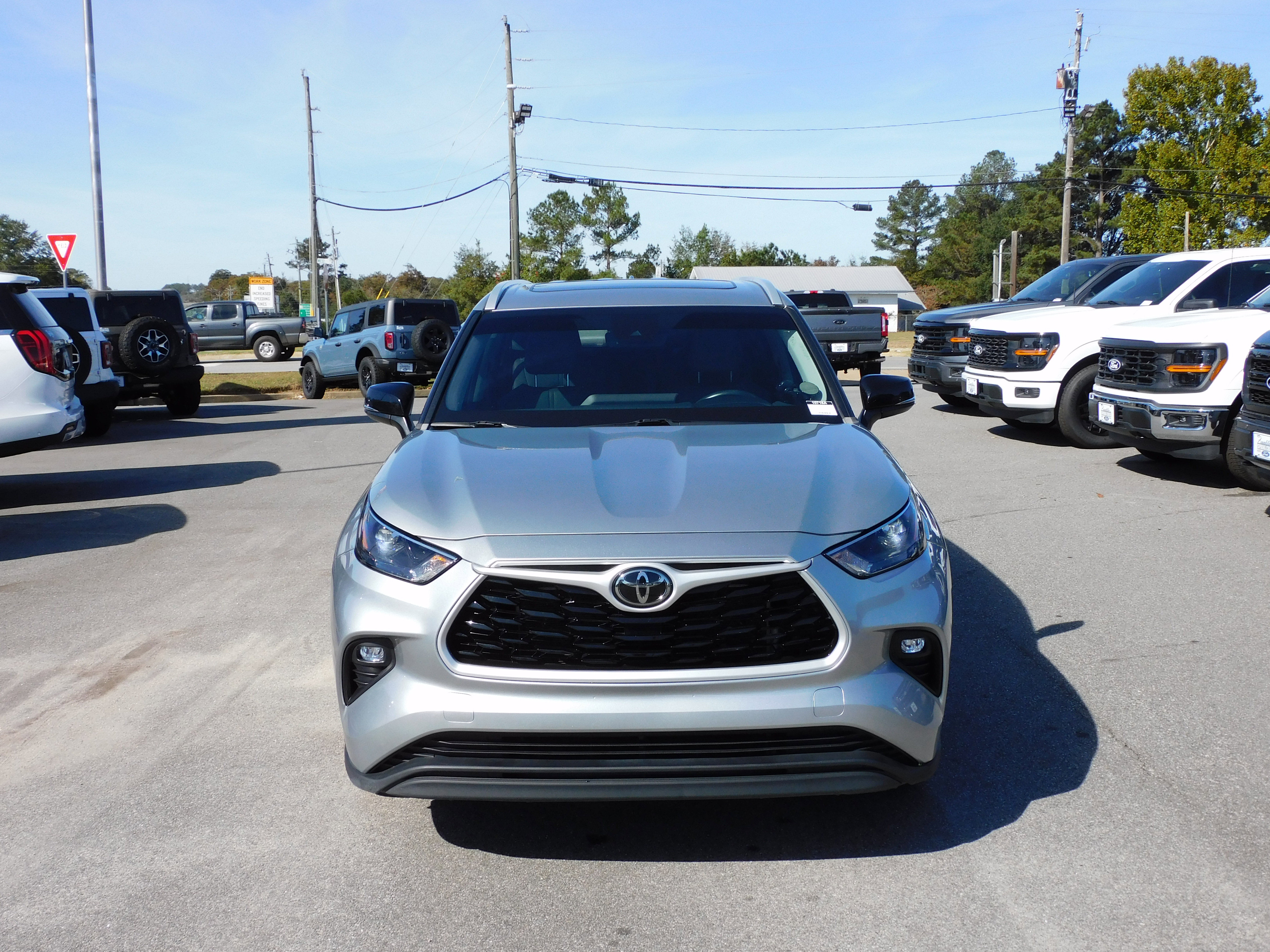 Used 2023 Toyota Highlander XLE image 2