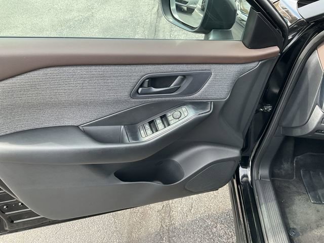 Used 2023 Nissan Rogue S image 24