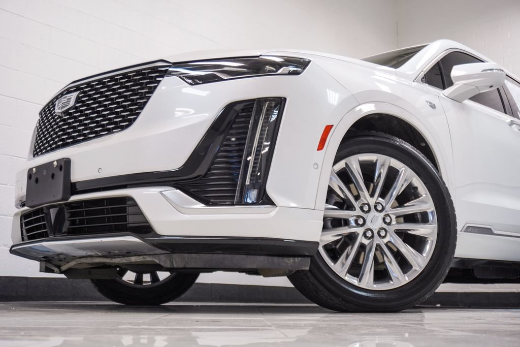 Used 2022 Cadillac XT6 Premium Luxury w/ Technology Package FWD image 2