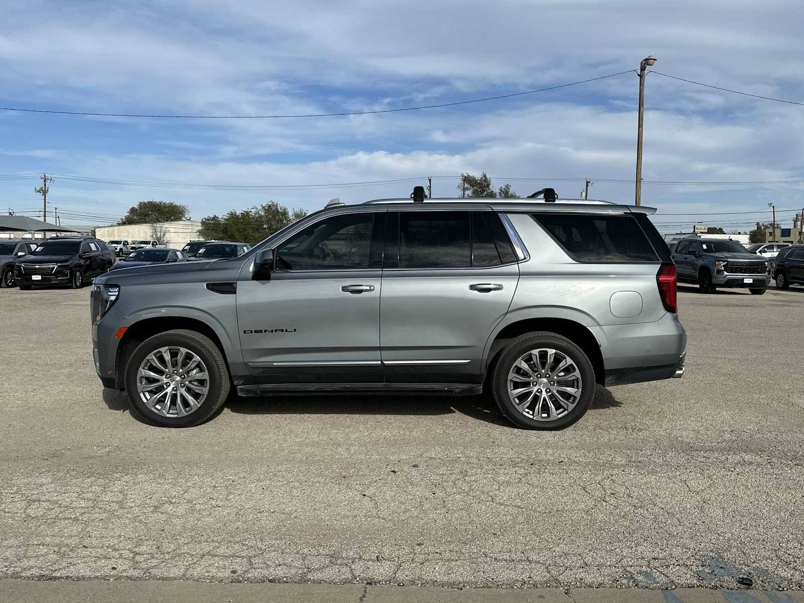 Used 2023 GMC Yukon Denali w/ Advanced Technology Package AWD/4WD image 11