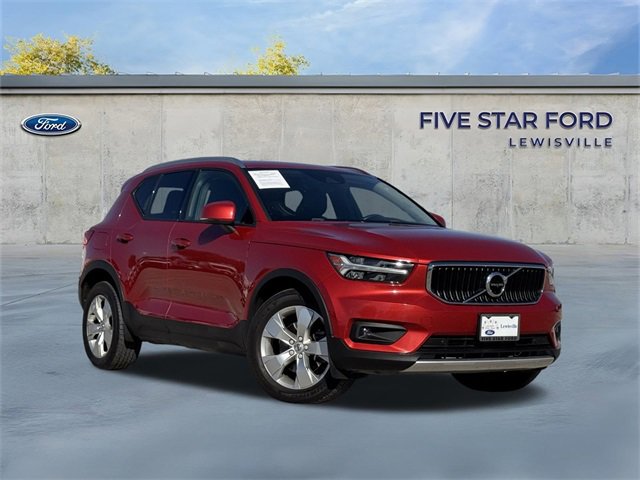 Used 2021 Volvo XC40 T4 Momentum image 1