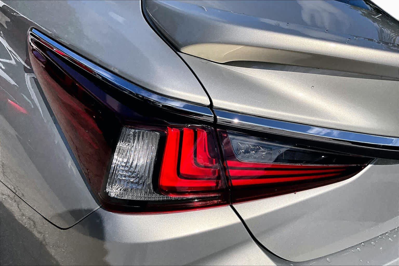 Used 2021 Lexus ES 300h Ultra Luxury w/ Accessory Package 2 FWD image 29