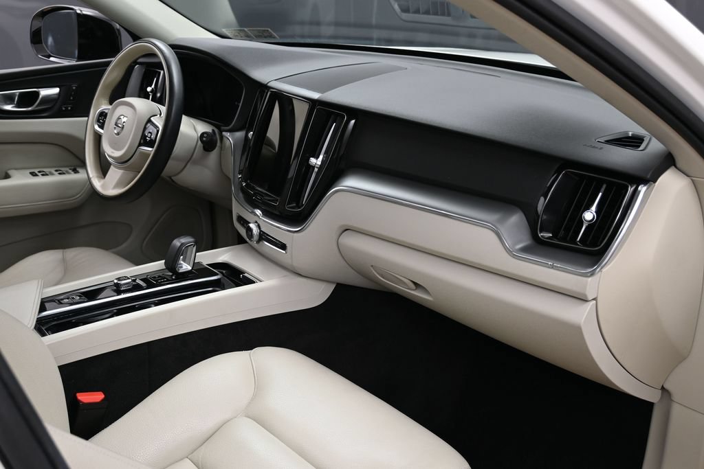 Used 2024 Volvo XC60 B5 Core w/ Protection Package Premier AWD/4WD image 19