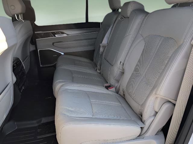 Used 2025 Jeep Wagoneer 4WD image 17