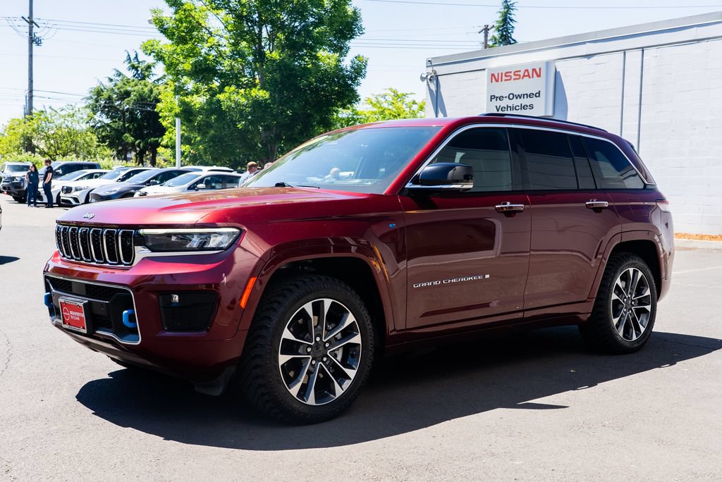 Used 2023 Jeep Grand Cherokee Overland w/ Advanced Protech Group III AWD/4WD image 3