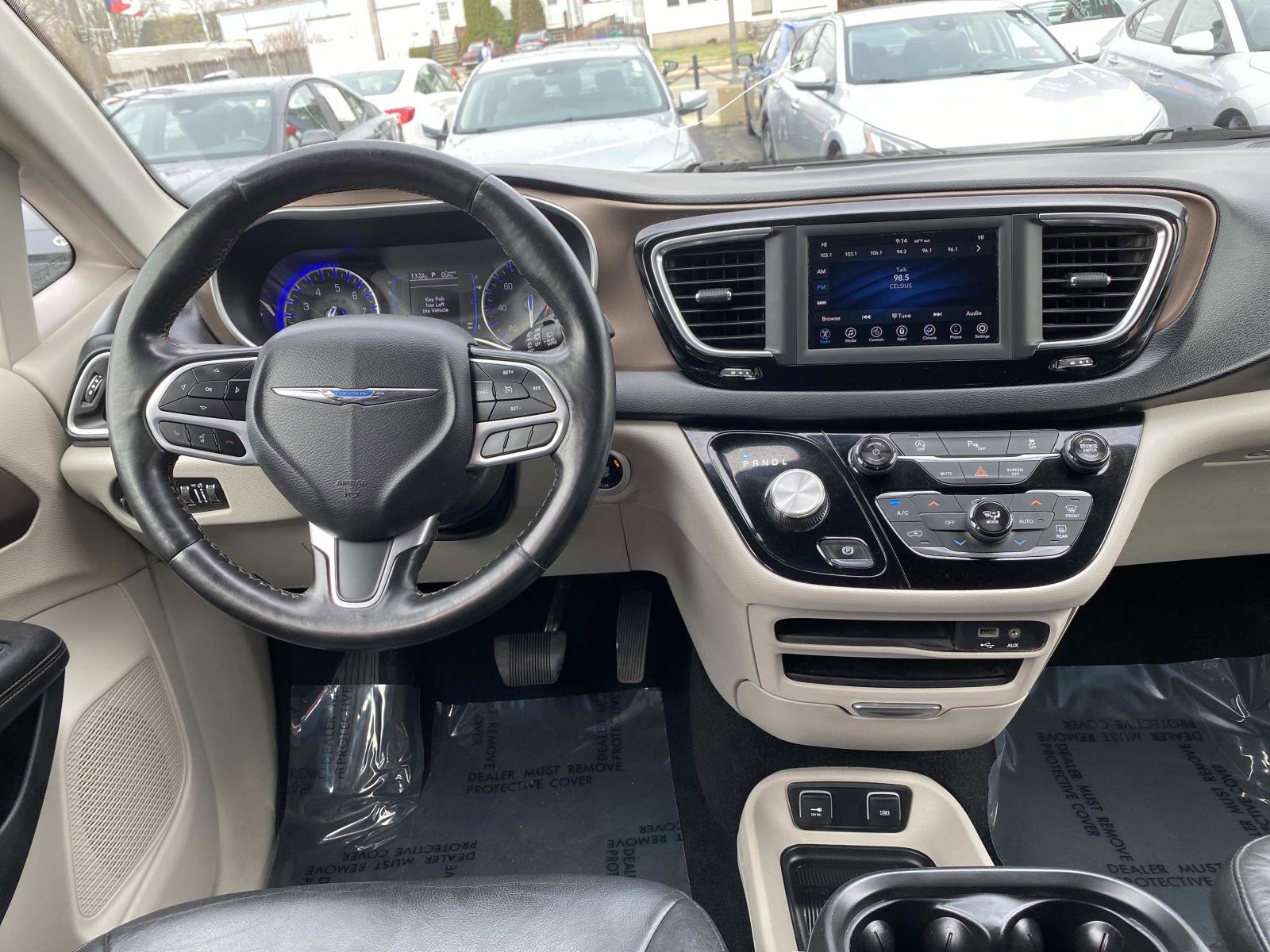 Used 2019 Chrysler Pacifica Touring-L FWD image 9