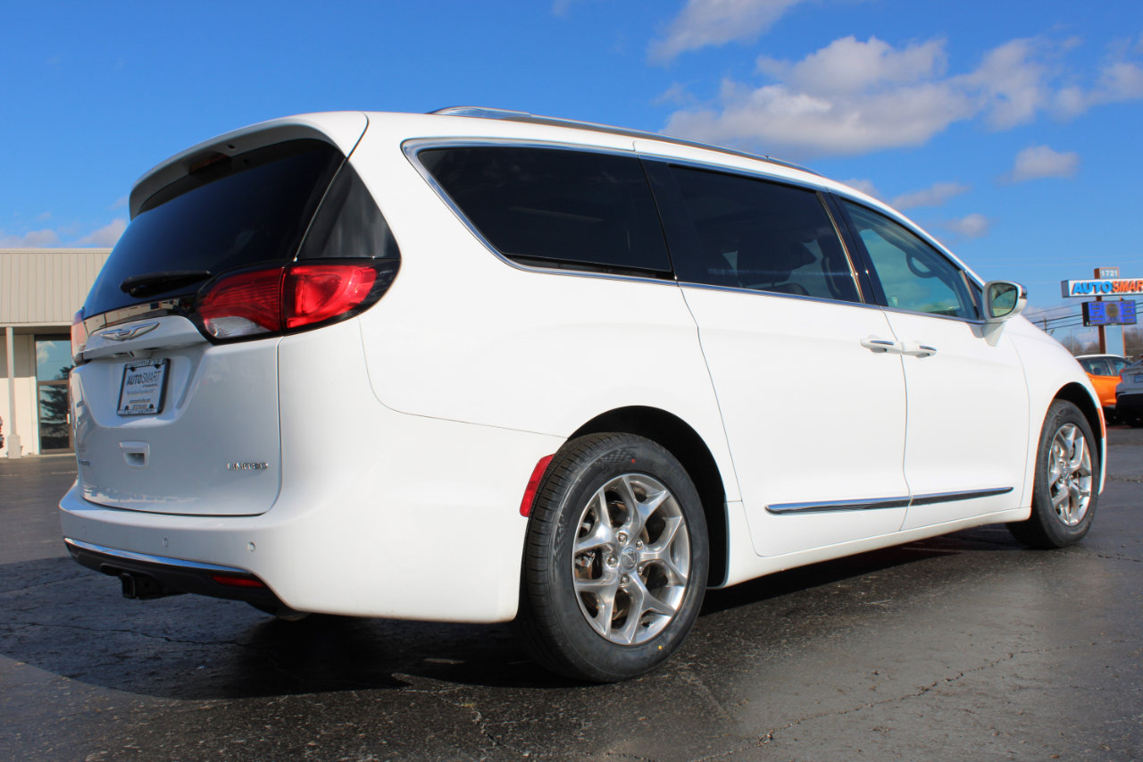 Used 2018 Chrysler Pacifica Limited image 4