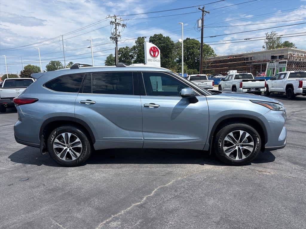 Used 2022 Toyota Highlander XLE AWD/4WD image 2