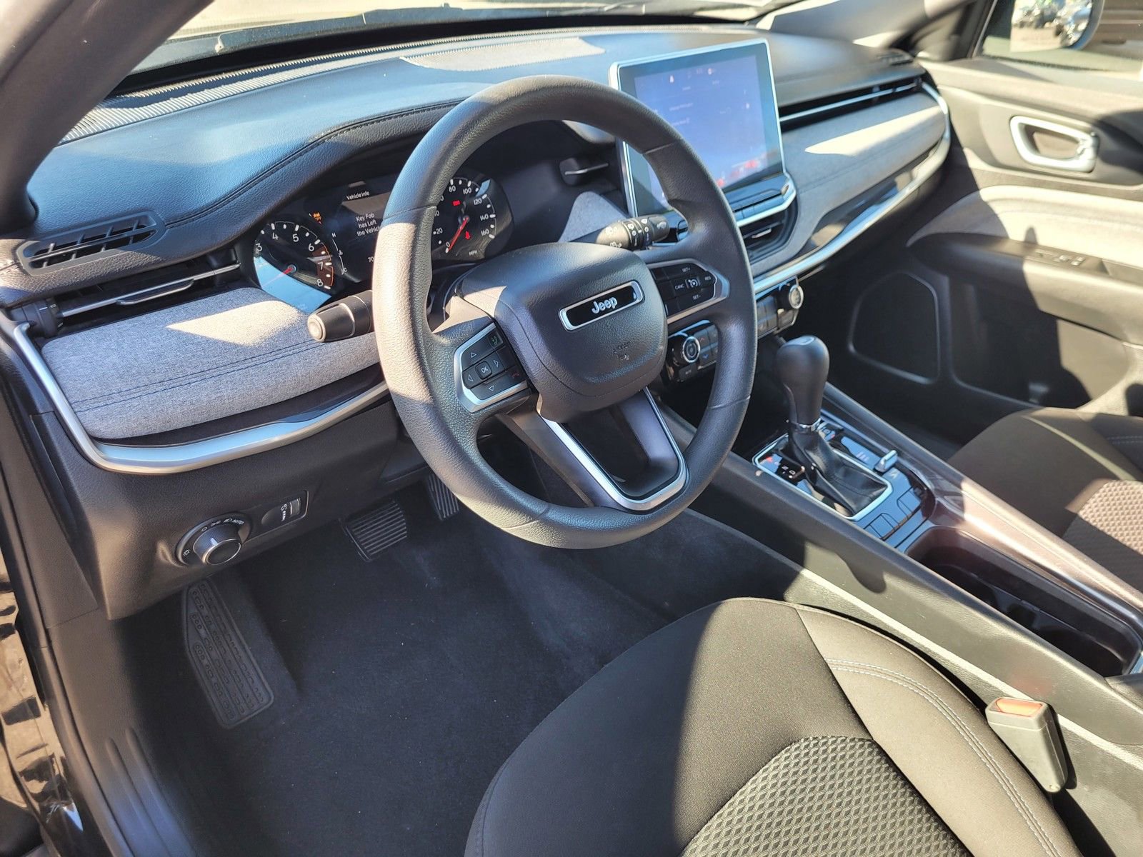 Used 2023 Jeep Compass Sport image 13