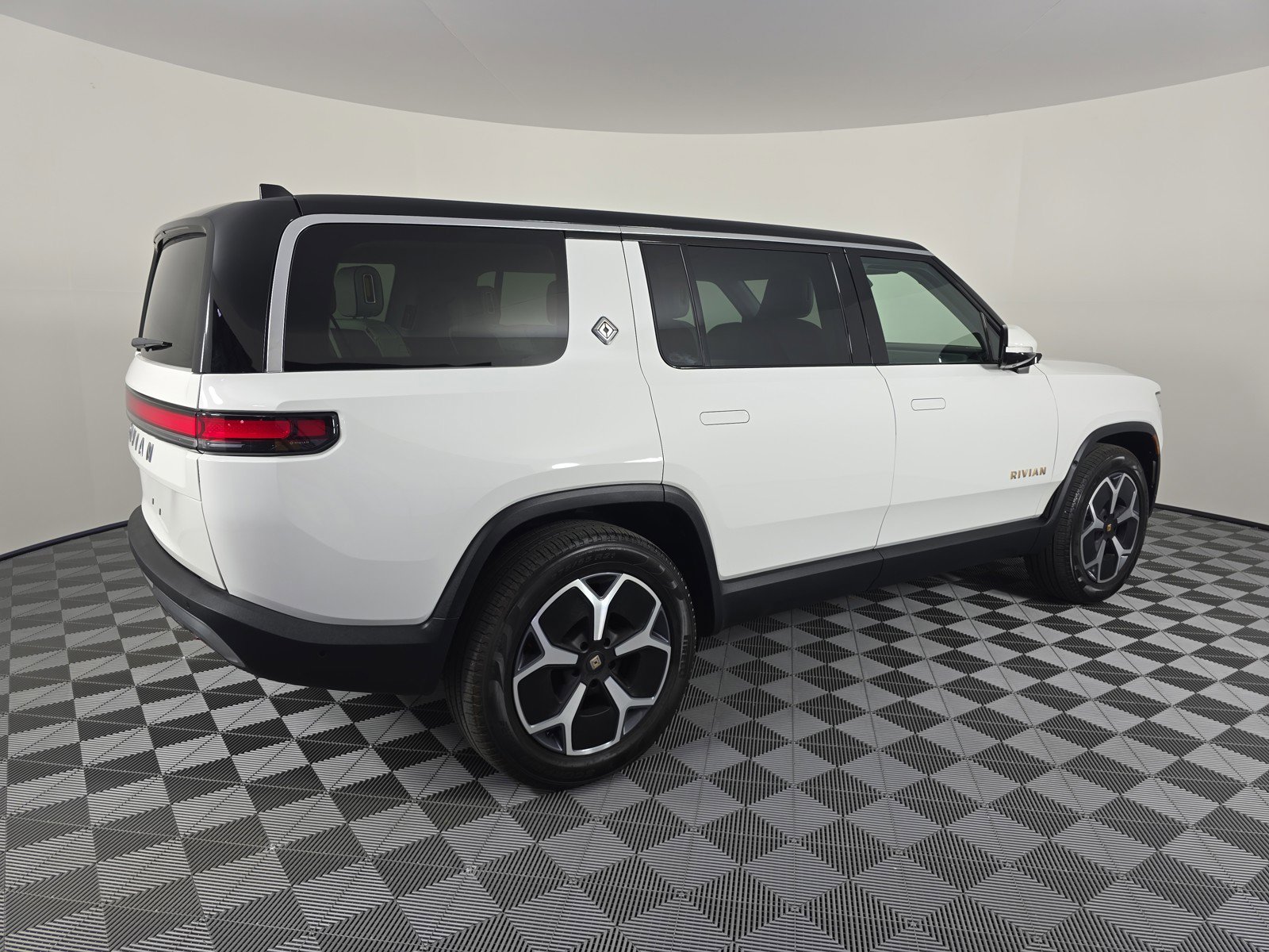 Used 2023 Rivian R1S Adventure image 5