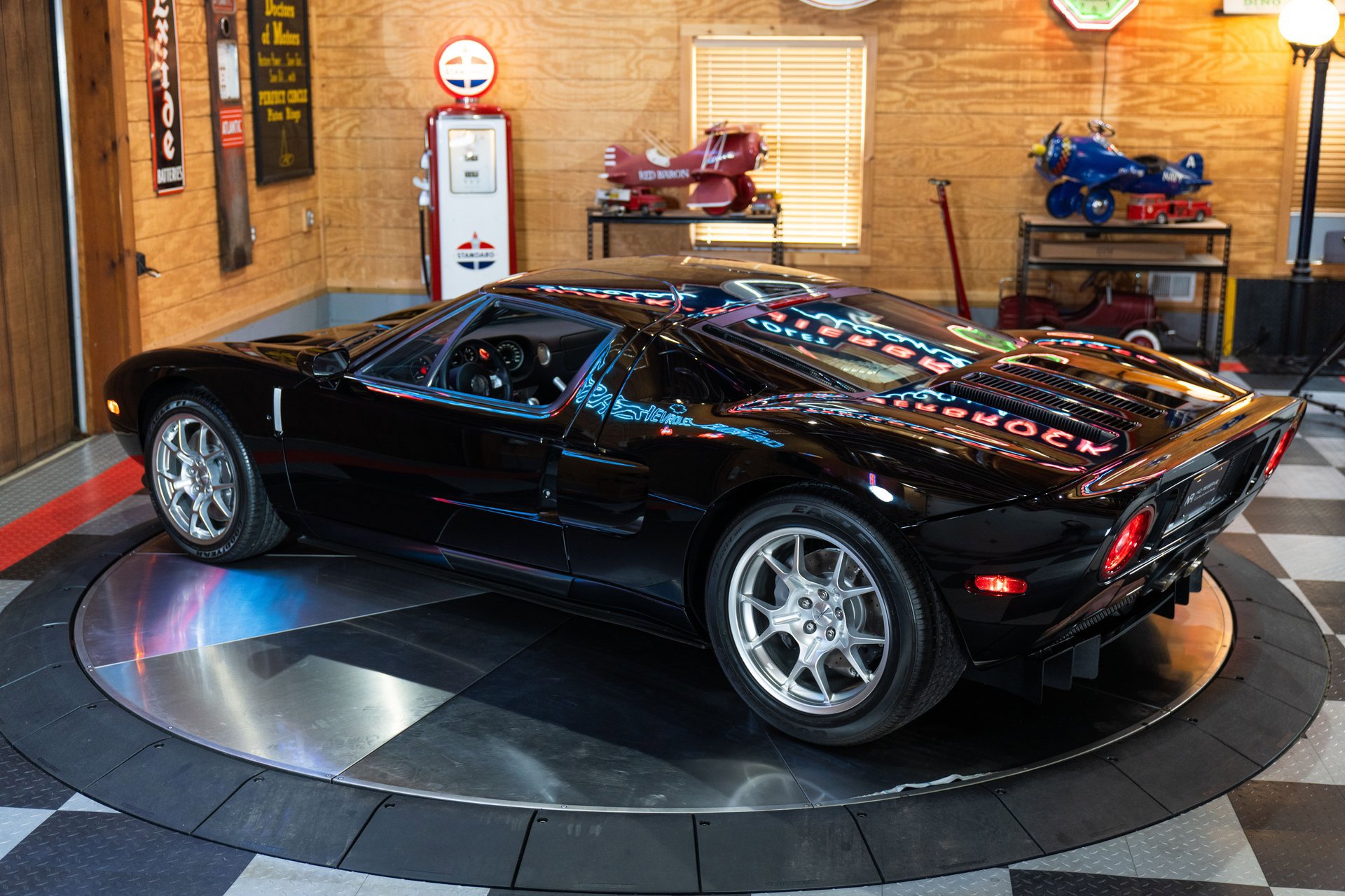 Used 2006 Ford GT image 21